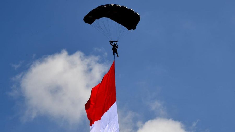 Presiden Joko Widodo dan Ibu Iriana Joko Widodo menyaksikan beberapa pertunjukan.dalam rangka Peringatan ke-76 Hari Bhayangkara di Lapangan Bhayangkara, Akademi Kepolisian, Kota Semarang, Provinsi Jawa Tengah, Selasa (5/7/2022). Berbagai atraksi mulai dari terjun payung hingga pertunjukan seni budaya ditampilkan. (Foto: Kris - Biro Pers Sekretariat Presiden)