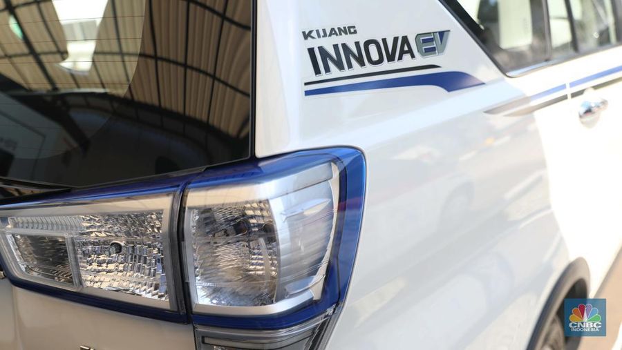 Toyota Innova EV, Selasa (5/7/2022). (CNBC Indonesia/ Muhammad Sabki)