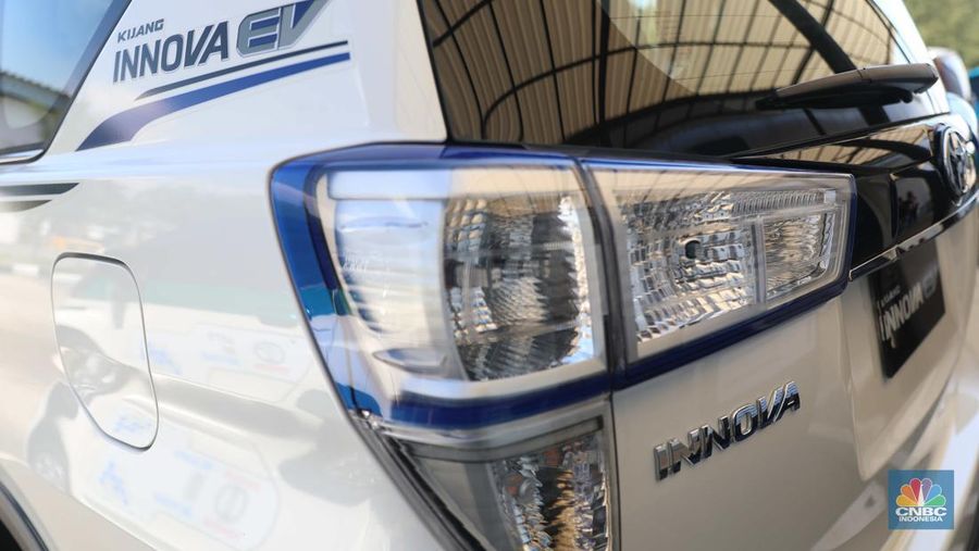 Toyota Innova EV, Selasa (5/7/2022). (CNBC Indonesia/ Muhammad Sabki)