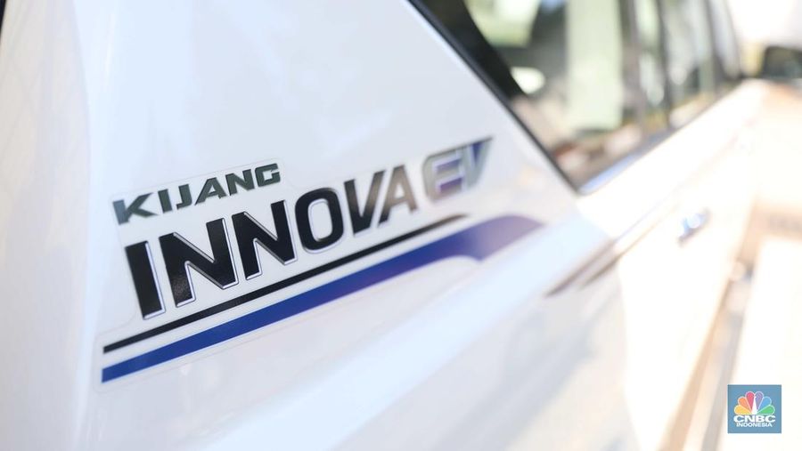 Toyota Innova EV, Selasa (5/7/2022). (CNBC Indonesia/ Muhammad Sabki)