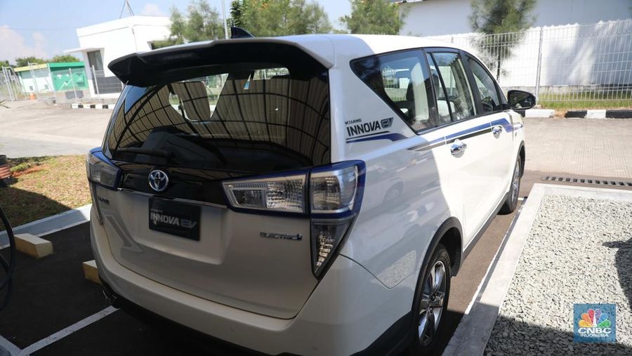 Toyota Innova EV, Selasa (5/7/2022). (CNBC Indonesia/ Muhammad Sabki)