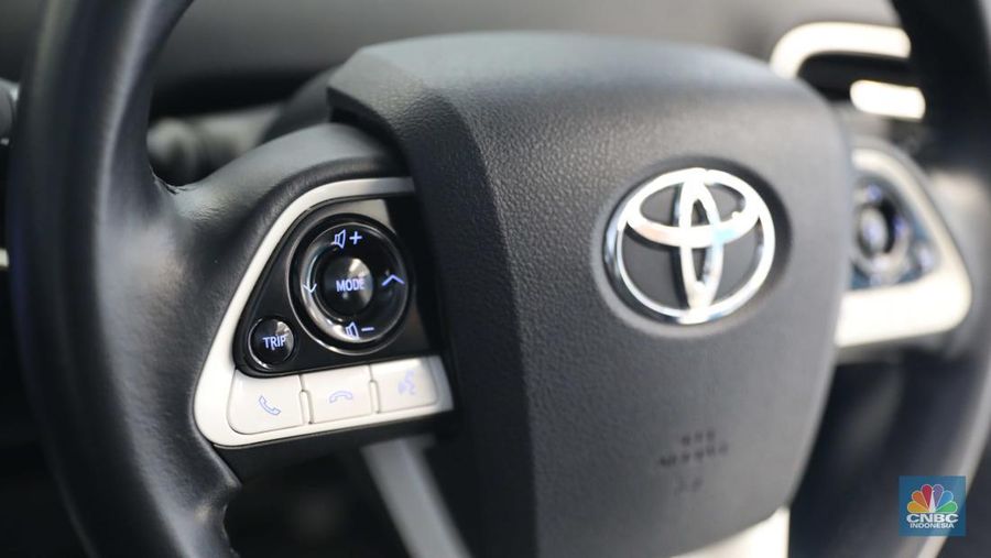 Toyota Prius Plug-in Hybrid/ Prius PHV, Selasa (5/7/2022). (CNBC Indonesia/ Muhammad Sabki)