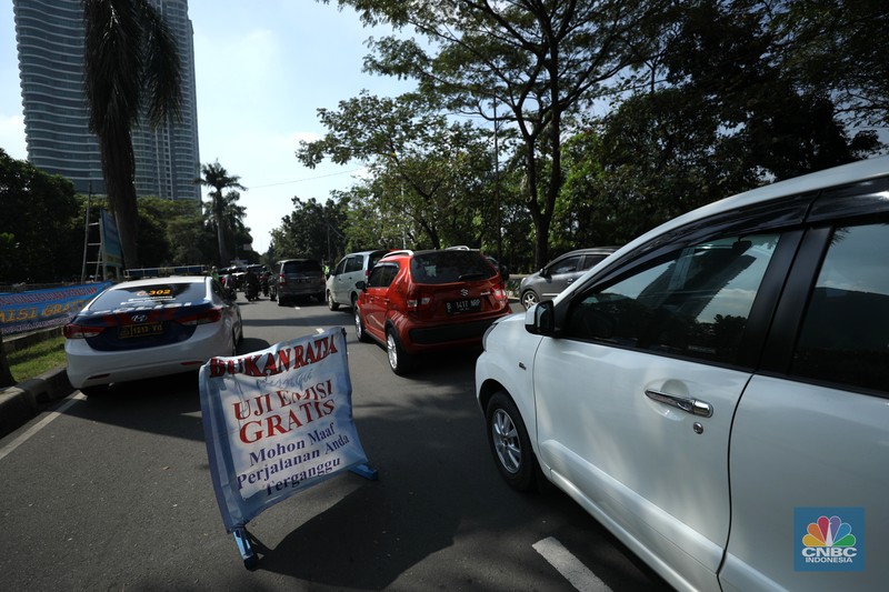 etugas Pengawasan Pengendalian Dampak Lingkungan dan Kebersihan Suku Dinas Lingkungan Hidup (LH) membuka pelayanan uji emisi gratis di kawasan CNI, Kembangan, Jakarta, Selasa (5/7/2022). Uji emisi gratis ini dilakukan untuk meningkatkan kesadaran masyarakat dalam memeriksa mesin agar tidak menyebabkan polusi. (CNBC In