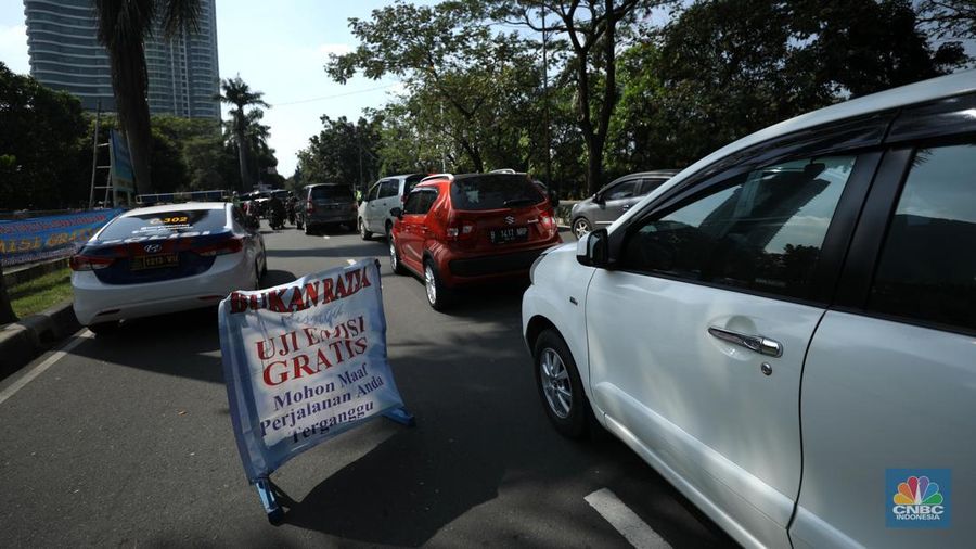 etugas Pengawasan Pengendalian Dampak Lingkungan dan Kebersihan Suku Dinas Lingkungan Hidup (LH) membuka pelayanan uji emisi gratis di kawasan CNI, Kembangan, Jakarta, Selasa (5/7/2022). Uji emisi gratis ini dilakukan untuk meningkatkan kesadaran masyarakat dalam memeriksa mesin agar tidak menyebabkan polusi. (CNBC In