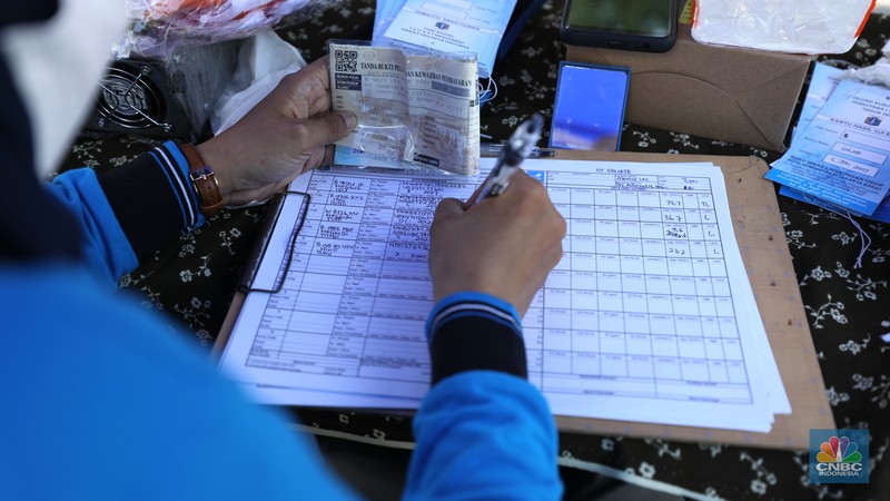 uji emisi gratis etugas Pengawasan Pengendalian Dampak Lingkungan dan Kebersihan Suku Dinas Lingkungan Hidup (LH) membuka pelayanan uji emisi gratis di kawasan CNI, Kembangan, Jakarta, Selasa (5/7/2022). Uji emisi gratis ini dilakukan untuk meningkatkan kesadaran masyarakat dalam memeriksa mesin agar tidak menyebabkan polusi. (CNBC In