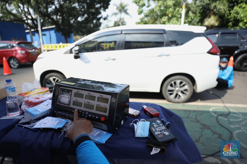 etugas Pengawasan Pengendalian Dampak Lingkungan dan Kebersihan Suku Dinas Lingkungan Hidup (LH) membuka pelayanan uji emisi gratis di kawasan CNI, Kembangan, Jakarta, Selasa (5/7/2022). Uji emisi gratis ini dilakukan untuk meningkatkan kesadaran masyarakat dalam memeriksa mesin agar tidak menyebabkan polusi. (CNBC In