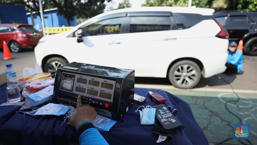 etugas Pengawasan Pengendalian Dampak Lingkungan dan Kebersihan Suku Dinas Lingkungan Hidup (LH) membuka pelayanan uji emisi gratis di kawasan CNI, Kembangan, Jakarta, Selasa (5/7/2022). Uji emisi gratis ini dilakukan untuk meningkatkan kesadaran masyarakat dalam memeriksa mesin agar tidak menyebabkan polusi. (CNBC In