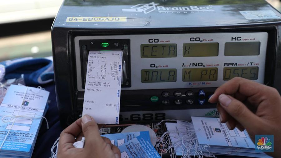etugas Pengawasan Pengendalian Dampak Lingkungan dan Kebersihan Suku Dinas Lingkungan Hidup (LH) membuka pelayanan uji emisi gratis di kawasan CNI, Kembangan, Jakarta, Selasa (5/7/2022). Uji emisi gratis ini dilakukan untuk meningkatkan kesadaran masyarakat dalam memeriksa mesin agar tidak menyebabkan polusi. (CNBC In