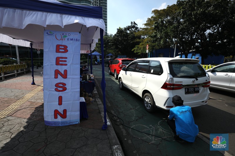 uji emisi gratis etugas Pengawasan Pengendalian Dampak Lingkungan dan Kebersihan Suku Dinas Lingkungan Hidup (LH) membuka pelayanan uji emisi gratis di kawasan CNI, Kembangan, Jakarta, Selasa (5/7/2022). Uji emisi gratis ini dilakukan untuk meningkatkan kesadaran masyarakat dalam memeriksa mesin agar tidak menyebabkan polusi. (CNBC In
