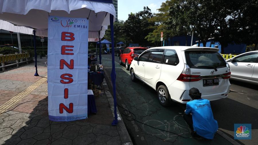 etugas Pengawasan Pengendalian Dampak Lingkungan dan Kebersihan Suku Dinas Lingkungan Hidup (LH) membuka pelayanan uji emisi gratis di kawasan CNI, Kembangan, Jakarta, Selasa (5/7/2022). Uji emisi gratis ini dilakukan untuk meningkatkan kesadaran masyarakat dalam memeriksa mesin agar tidak menyebabkan polusi. (CNBC In