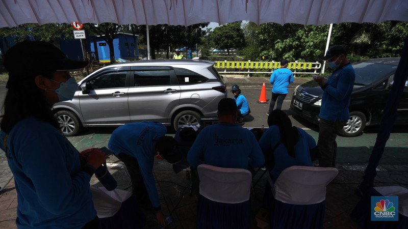 uji emisi gratis etugas Pengawasan Pengendalian Dampak Lingkungan dan Kebersihan Suku Dinas Lingkungan Hidup (LH) membuka pelayanan uji emisi gratis di kawasan CNI, Kembangan, Jakarta, Selasa (5/7/2022). Uji emisi gratis ini dilakukan untuk meningkatkan kesadaran masyarakat dalam memeriksa mesin agar tidak menyebabkan polusi. (CNBC In