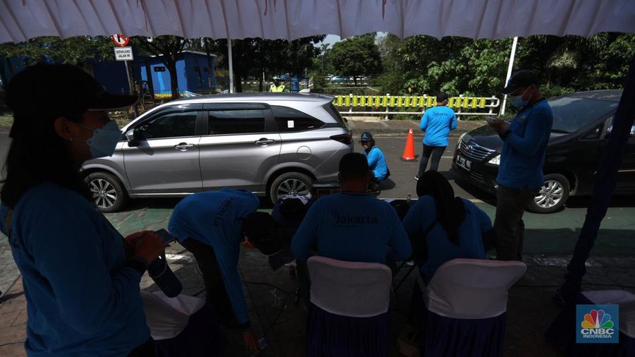 etugas Pengawasan Pengendalian Dampak Lingkungan dan Kebersihan Suku Dinas Lingkungan Hidup (LH) membuka pelayanan uji emisi gratis di kawasan CNI, Kembangan, Jakarta, Selasa (5/7/2022). Uji emisi gratis ini dilakukan untuk meningkatkan kesadaran masyarakat dalam memeriksa mesin agar tidak menyebabkan polusi. (CNBC In