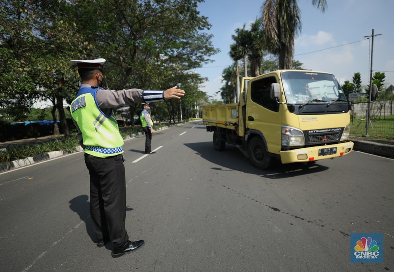 uji emisi gratis etugas Pengawasan Pengendalian Dampak Lingkungan dan Kebersihan Suku Dinas Lingkungan Hidup (LH) membuka pelayanan uji emisi gratis di kawasan CNI, Kembangan, Jakarta, Selasa (5/7/2022). Uji emisi gratis ini dilakukan untuk meningkatkan kesadaran masyarakat dalam memeriksa mesin agar tidak menyebabkan polusi. (CNBC In