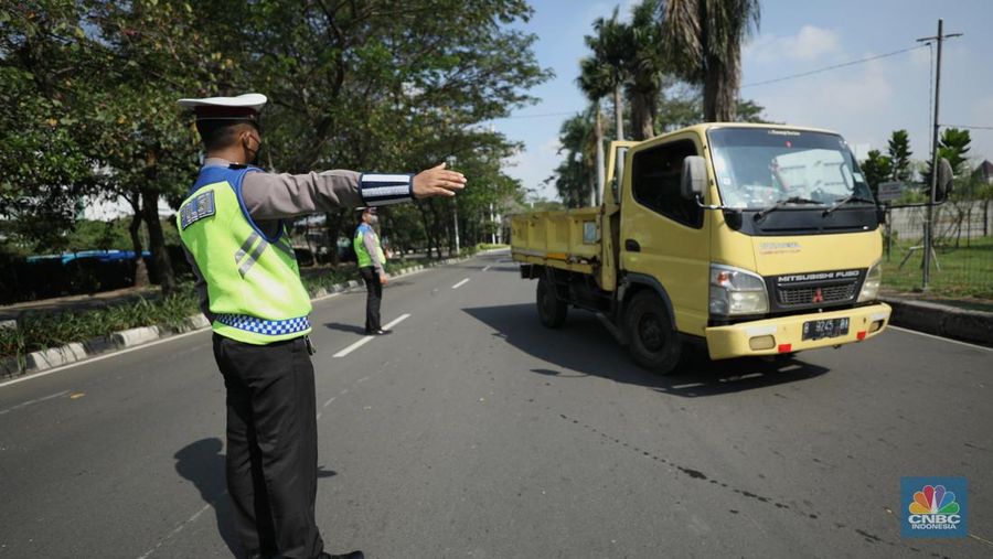etugas Pengawasan Pengendalian Dampak Lingkungan dan Kebersihan Suku Dinas Lingkungan Hidup (LH) membuka pelayanan uji emisi gratis di kawasan CNI, Kembangan, Jakarta, Selasa (5/7/2022). Uji emisi gratis ini dilakukan untuk meningkatkan kesadaran masyarakat dalam memeriksa mesin agar tidak menyebabkan polusi. (CNBC In