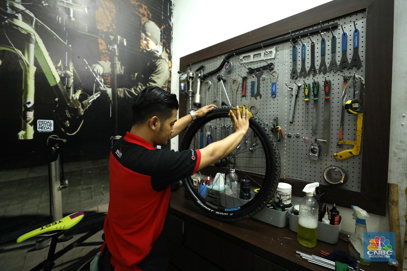 Penjualan sepeda di salah satu toko di Jakarta, Rabu (6/7/2022). (CNBC Indonesia/ Tri Susilo)
