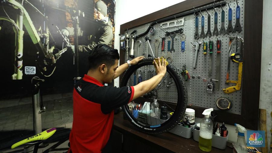Penjualan sepeda di salah satu toko di Jakarta, Rabu (6/7/2022). (CNBC Indonesia/ Tri Susilo)