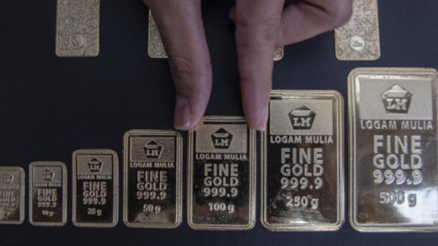 Petugas melayani warga yang akan menabung emas di gerai Gadai Emas dan Cicil Emas BSI di Pasar Mayestik, Kebayoran Baru, Jakarta, Rabu (6/7/2022). Harga emas Antam anjlok sebesar Rp12 ribu per gram, di mana hari sebelumnya harga emas Antam Rp 989 ribu per gram menjadi Rp 977 ribu per gram pada perdagangan Rabu, 6 Juli 2022. ANTARA FOTO/Muhammad Adimaja/foc.