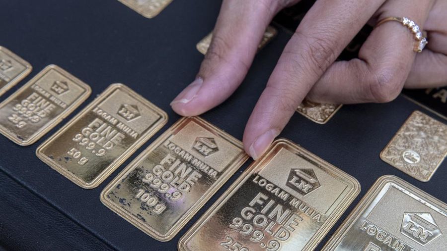 Petugas melayani warga yang akan menabung emas di gerai Gadai Emas dan Cicil Emas BSI di Pasar Mayestik, Kebayoran Baru, Jakarta, Rabu (6/7/2022). Harga emas Antam anjlok sebesar Rp12 ribu per gram, di mana hari sebelumnya harga emas Antam Rp 989 ribu per gram menjadi Rp 977 ribu per gram pada perdagangan Rabu, 6 Juli 2022. ANTARA FOTO/Muhammad Adimaja/foc.