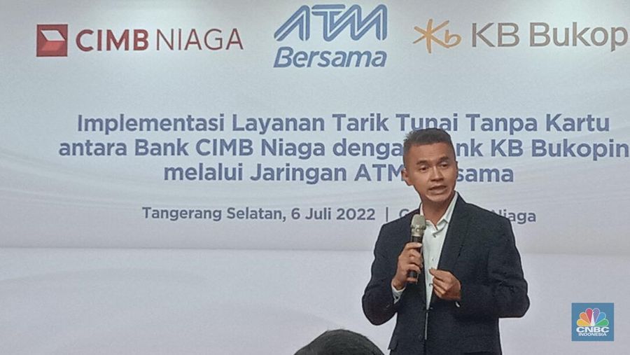 Implementasi Layanan Tarik Tunai Tanpa Kartu antara Bank CIMB Niaga dengan Bank KB Bukopin melalui jaringan ATM Bersama. (CNBC Indonesia/Eqqi Syahputra)