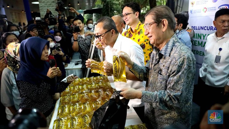 Menteri Perdagangan Zulkifli Hasan saat peluncuran minyak goreng kemasan rakyat (Minyakita) di Kementerian Perdagangan, Jakarta, Rabu (6/7/2022). (CNBC Indonesia/ Muhammad Sabki)
