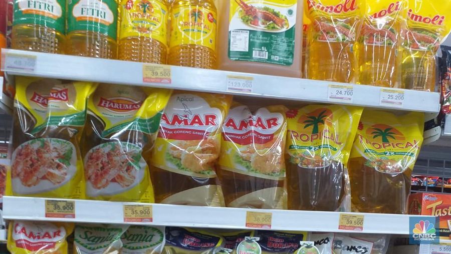 Harga minyak goreng kemasan bermerek di ritel modern terpantau turun. Bahkan ada yang di bawah Rp40.000 per 2 liter.