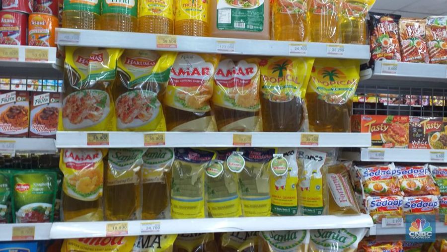 Harga minyak goreng kemasan bermerek di ritel modern terpantau turun. Bahkan ada yang di bawah Rp40.000 per 2 liter.