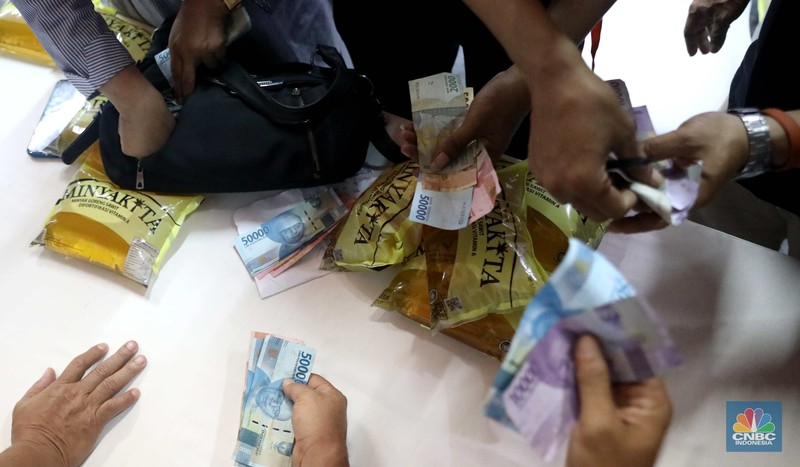 Menteri Perdagangan Zulkifli Hasan saat peluncuran minyak goreng kemasan rakyat (Minyakita) di Kementerian Perdagangan, Jakarta, Rabu (6/7/2022). (CNBC Indonesia/ Muhammad Sabki)