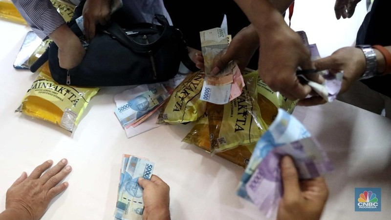 Menteri Perdagangan Zulkifli Hasan saat peluncuran minyak goreng kemasan rakyat (Minyakita) di Kementerian Perdagangan, Jakarta, Rabu (6/7/2022). (CNBC Indonesia/ Muhammad Sabki)