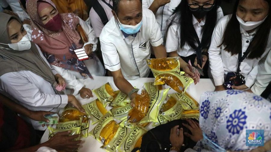 Warga membeli minyak goreng kemasan rakyat (Minyakita) di Kementerian Perdagangan, Jakarta, Rabu (6/7/2022). Kementerian Perdagangan meluncurkan produk minyak goreng curah kemasan Minyakita, yang masuk ke dalam program Minyak Goreng Curah Rakyat (MGCR) seharga Rp 14.000/liter. (CNBC Indonesia/ Muhammad Sabki)