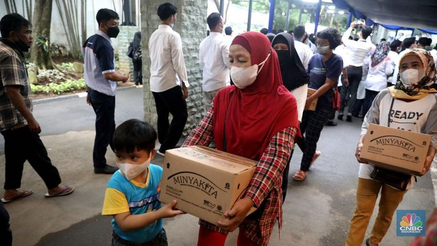 Menteri Perdagangan Zulkifli Hasan saat peluncuran minyak goreng kemasan rakyat (Minyakita) di Kementerian Perdagangan, Jakarta, Rabu (6/7/2022). (CNBC Indonesia/ Muhammad Sabki)