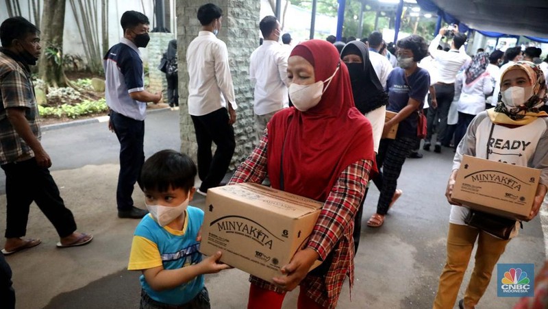 Menteri Perdagangan Zulkifli Hasan saat peluncuran minyak goreng kemasan rakyat (Minyakita) di Kementerian Perdagangan, Jakarta, Rabu (6/7/2022). (CNBC Indonesia/ Muhammad Sabki)