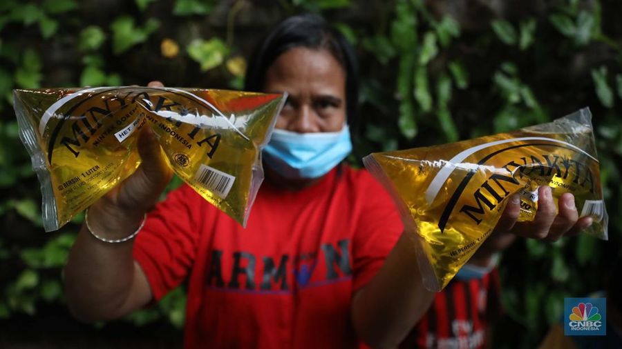 Warga membeli minyak goreng kemasan rakyat (Minyakita) di Kementerian Perdagangan, Jakarta, Rabu (6/7/2022). Kementerian Perdagangan meluncurkan produk minyak goreng curah kemasan Minyakita, yang masuk ke dalam program Minyak Goreng Curah Rakyat (MGCR) seharga Rp 14.000/liter. (CNBC Indonesia/ Muhammad Sabki)