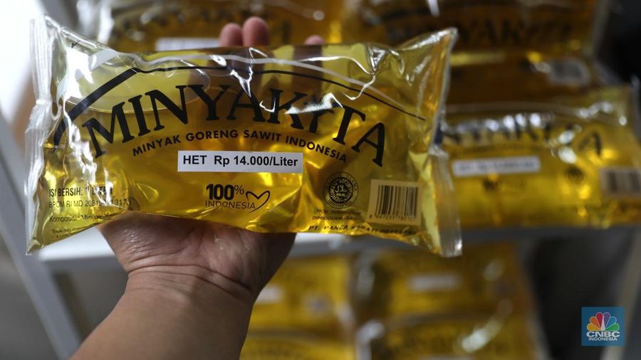 Warga membeli minyak goreng kemasan rakyat (Minyakita) di Kementerian Perdagangan, Jakarta, Rabu (6/7/2022). Kementerian Perdagangan meluncurkan produk minyak goreng curah kemasan Minyakita, yang masuk ke dalam program Minyak Goreng Curah Rakyat (MGCR) seharga Rp 14.000/liter. (CNBC Indonesia/ Muhammad Sabki)