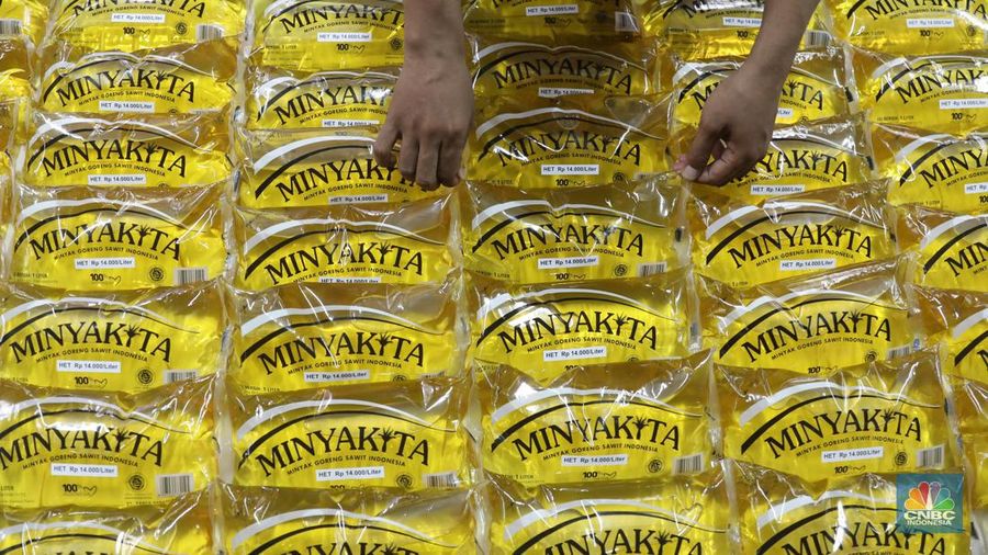 Warga membeli minyak goreng kemasan rakyat (Minyakita) di Kementerian Perdagangan, Jakarta, Rabu (6/7/2022). Kementerian Perdagangan meluncurkan produk minyak goreng curah kemasan Minyakita, yang masuk ke dalam program Minyak Goreng Curah Rakyat (MGCR) seharga Rp 14.000/liter. (CNBC Indonesia/ Muhammad Sabki)