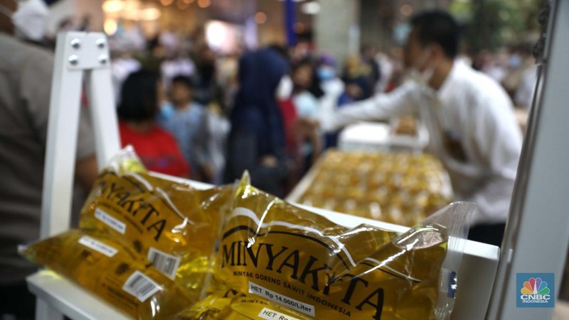 Menteri Perdagangan Zulkifli Hasan saat peluncuran minyak goreng kemasan rakyat (Minyakita) di Kementerian Perdagangan, Jakarta, Rabu (6/7/2022). (CNBC Indonesia/ Muhammad Sabki)