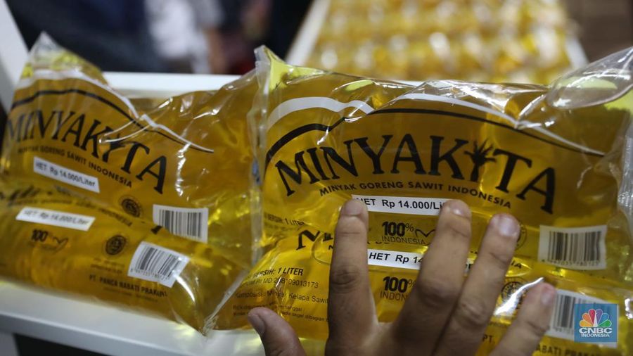 Warga membeli minyak goreng kemasan rakyat (Minyakita) di Kementerian Perdagangan, Jakarta, Rabu (6/7/2022). Kementerian Perdagangan meluncurkan produk minyak goreng curah kemasan Minyakita, yang masuk ke dalam program Minyak Goreng Curah Rakyat (MGCR) seharga Rp 14.000/liter. (CNBC Indonesia/ Muhammad Sabki)