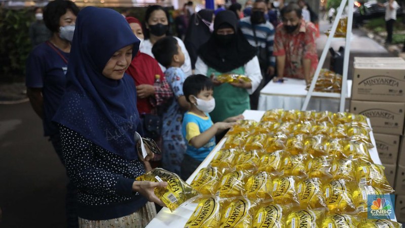 Menteri Perdagangan Zulkifli Hasan saat peluncuran minyak goreng kemasan rakyat (Minyakita) di Kementerian Perdagangan, Jakarta, Rabu (6/7/2022). (CNBC Indonesia/ Muhammad Sabki)