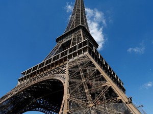 Ada 72 Nama Terukir di Menara Eiffel, Siapa Saja?