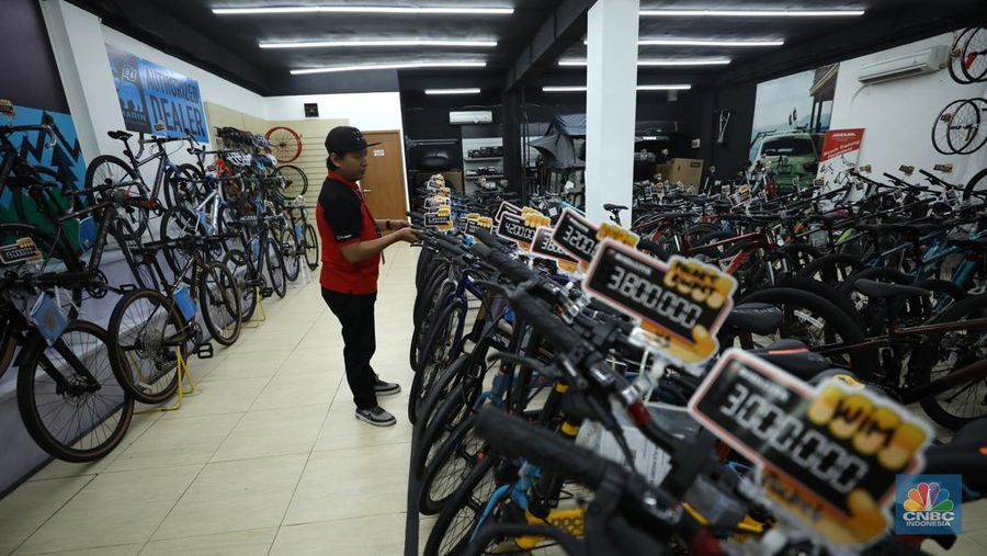 Penjualan sepeda di salah satu toko di Jakarta, Rabu (6/7/2022). (CNBC Indonesia/ Tri Susilo)