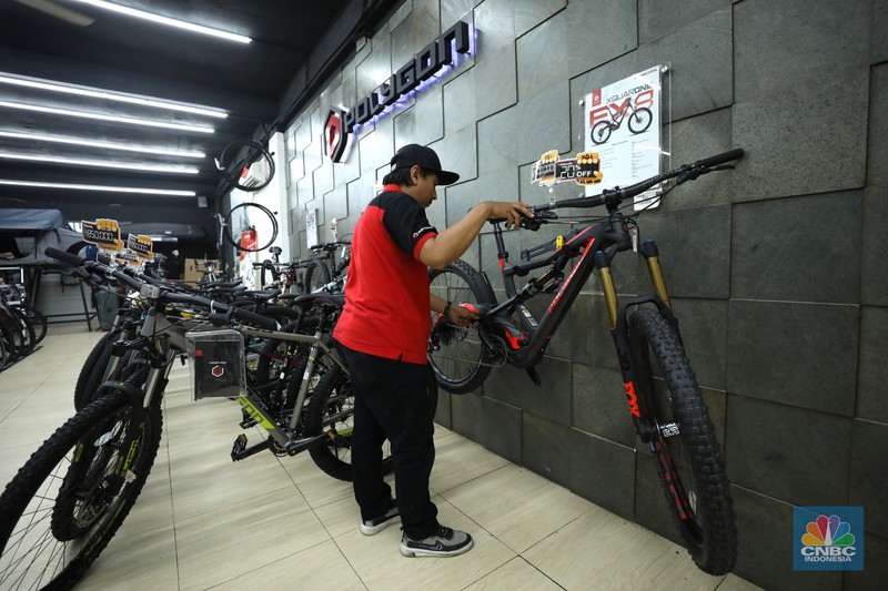 Penjualan sepeda di salah satu toko di Jakarta, Rabu (6/7/2022). (CNBC Indonesia/ Tri Susilo)