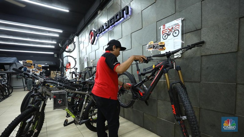 Penjualan sepeda di salah satu toko di Jakarta, Rabu (6/7/2022). (CNBC Indonesia/ Tri Susilo)