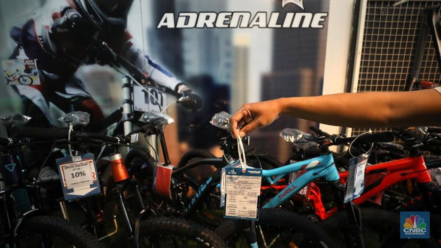Penjualan sepeda di salah satu toko di Jakarta, Rabu (6/7/2022). (CNBC Indonesia/ Tri Susilo)