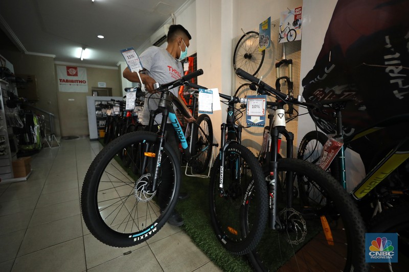 Penjualan sepeda di salah satu toko di Jakarta, Rabu (6/7/2022). (CNBC Indonesia/ Tri Susilo)