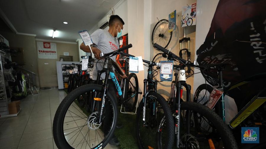 Penjualan sepeda di salah satu toko di Jakarta, Rabu (6/7/2022). (CNBC Indonesia/ Tri Susilo)