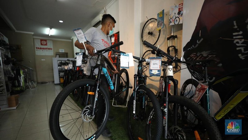 Penjualan sepeda di salah satu toko di Jakarta, Rabu (6/7/2022). (CNBC Indonesia/ Tri Susilo)