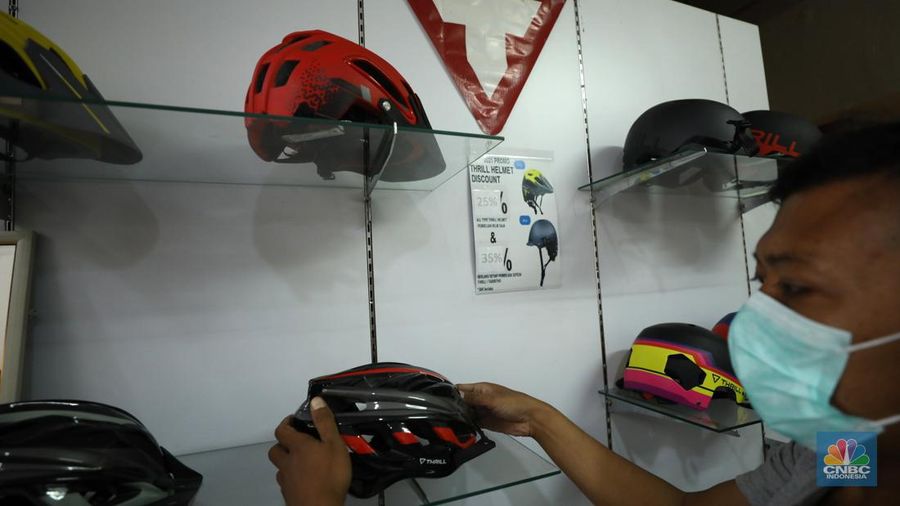 Penjualan sepeda di salah satu toko di Jakarta, Rabu (6/7/2022). (CNBC Indonesia/ Tri Susilo)