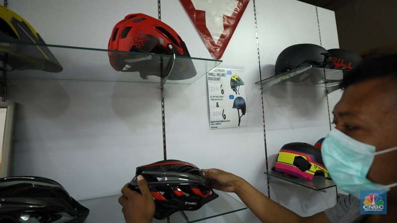 Penjualan sepeda di salah satu toko di Jakarta, Rabu (6/7/2022). (CNBC Indonesia/ Tri Susilo)