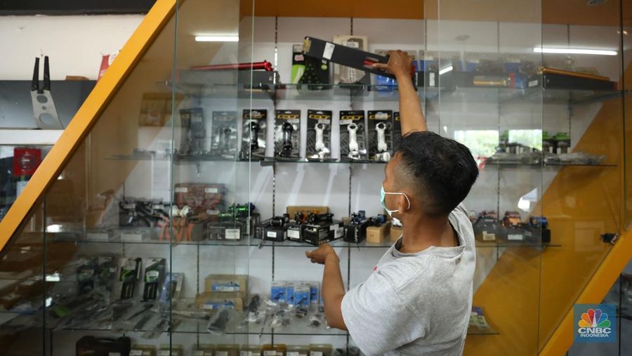 Karyawan mengambil aksesoris sepeda yang dijual di salah satu toko di Jakarta, Rabu (6/7/2022). (CNBC Indonesia/ Tri Susilo)