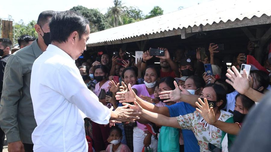 Presiden Joko Widodo mengunjungi Pasar Alasa di Kabupaten Nias Utara, Sumatera Utara, Rabu (6/7/2022). (Foto: Kris - Biro Pers Sekretariat Presiden)