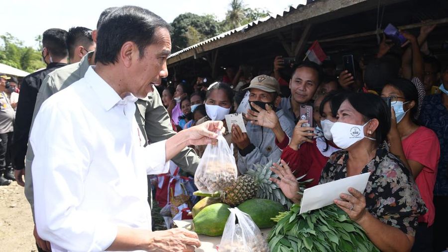 Presiden Joko Widodo mengunjungi Pasar Alasa di Kabupaten Nias Utara, Sumatera Utara,